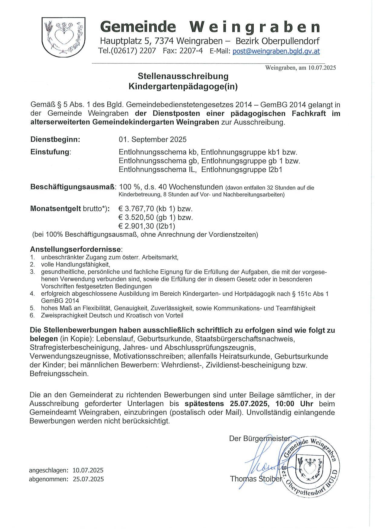 Das Dokument enthält eine Stellenausschreibung für eine pädagogische Fachkraft in einem älteren Kindergarten in Weingraben. Es enthält Details wie Startdatum, Gehaltsstufe, Beschäftigungsbedingungen und Anforderungen. Der Bewerbungsschluss ist angegeben, zusammen mit den für die Bewerbung erforderlichen Dokumenten.