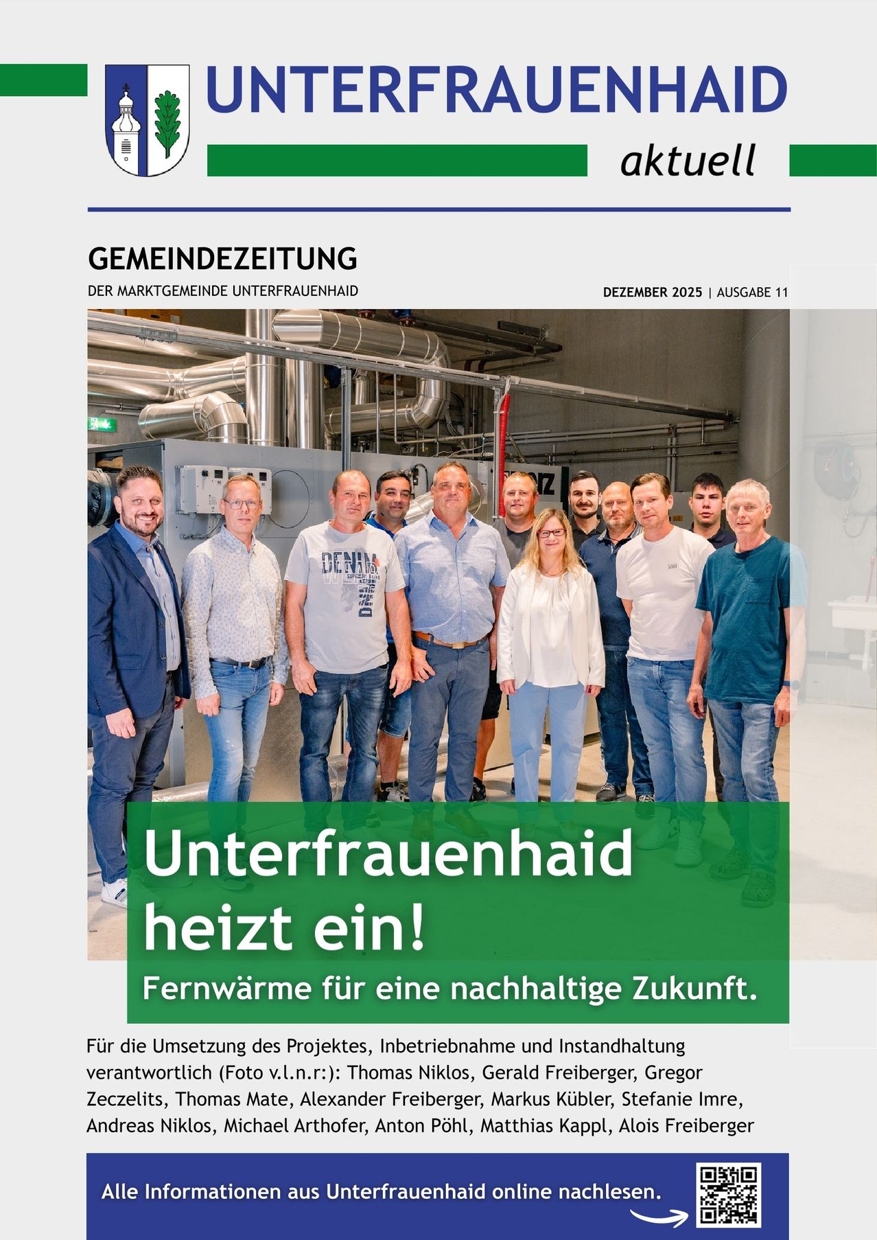 Eine Gruppe von Menschen steht lächelnd und posierend für ein Foto vor einer Fabrik. Es gibt einen Textüberlagerung, der 'Unterfrauenhaide heizt ein! Fernwärme für eine nachhaltige Zukunft.' sagt. Das Foto ist von der Gemeindezeitung vom Dezember 2025.