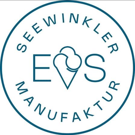 Rundes Logo für SewInkler EVS Manufacturing. Der Text ist kreisförmig angeordnet, mit 'SEWINKLER' oben und 'MANUFAKTUR' unten, mit einem Eiswaffelsymbol in der Mitte.