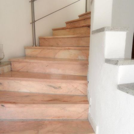 Bild enthält, Wood, Hardwood, House, Housing, Staircase, Floor, Stained Wood, Indoors, Interior Design, Flooring