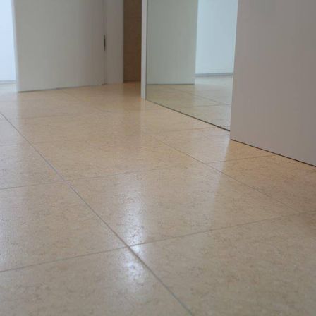 Bild enthält, Floor, Flooring, Tile