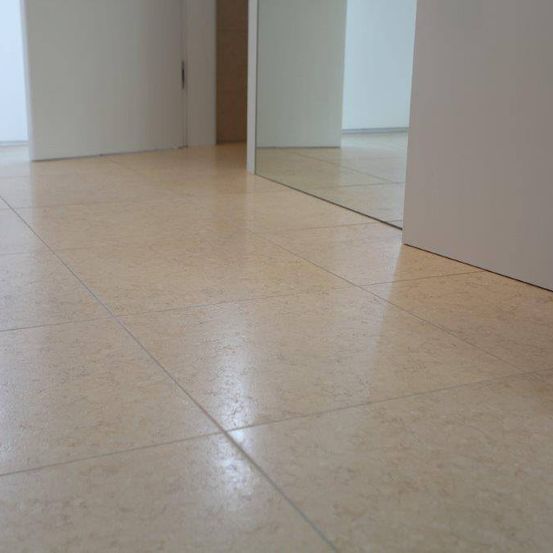 Bild enthält, Floor, Flooring, Tile