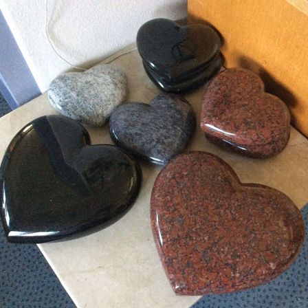 Bild enthält, Pebble, Rock, Accessories, Gemstone, Jewelry, Mineral, Bread, Food, Footwear, Shoe