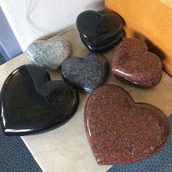 Bild enthält, Pebble, Rock, Accessories, Gemstone, Jewelry, Mineral, Bread, Food, Footwear, Shoe