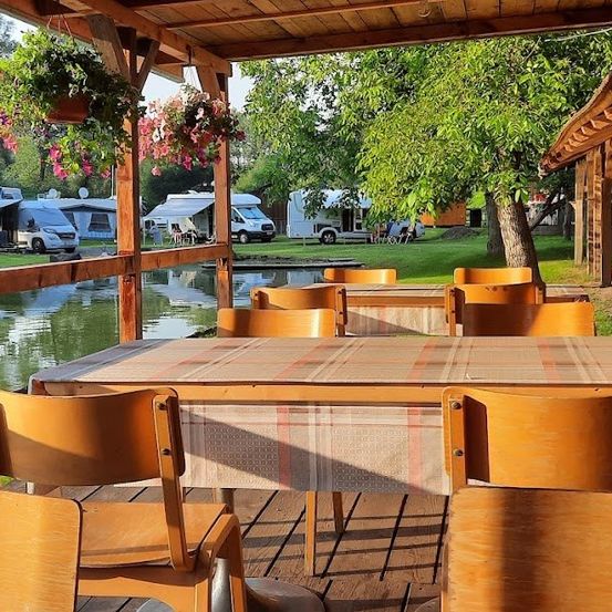 Bild enthält, Nature, Outdoors, Scenery, Chair, Hotel, Grass, Lakefront, Person, Desk, Interior Design