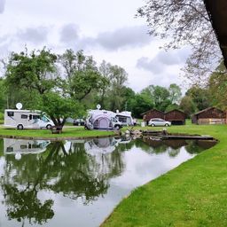 Bild enthält, Nature, Outdoors, Scenery, Shelter, Car, Lakefront, Person, Grass, Pond, Bench