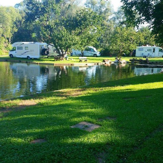 Bild enthält, Nature, Outdoors, Scenery, Grass, Park, Lakefront, Pond, Water, Car, Wheel