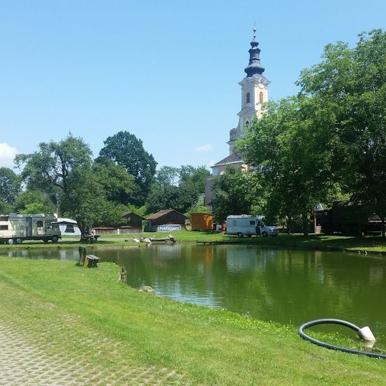 Bild enthält, Nature, Outdoors, Scenery, Canal, Path, Grass, Park, Shelter, Pond, Neighborhood
