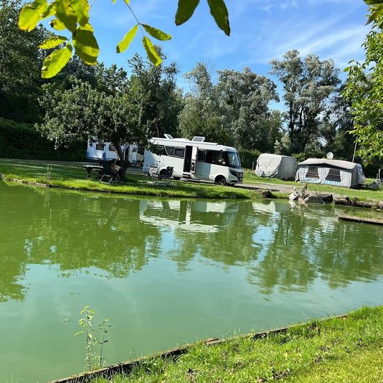 Bild enthält, Nature, Outdoors, Scenery, Lakefront, Person, Shelter, Bus, Vehicle, Pond, Bird