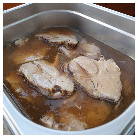 Bild enthält, Food, Meal, Gravy, Dish, Meat, Pork, Cooking, Bread