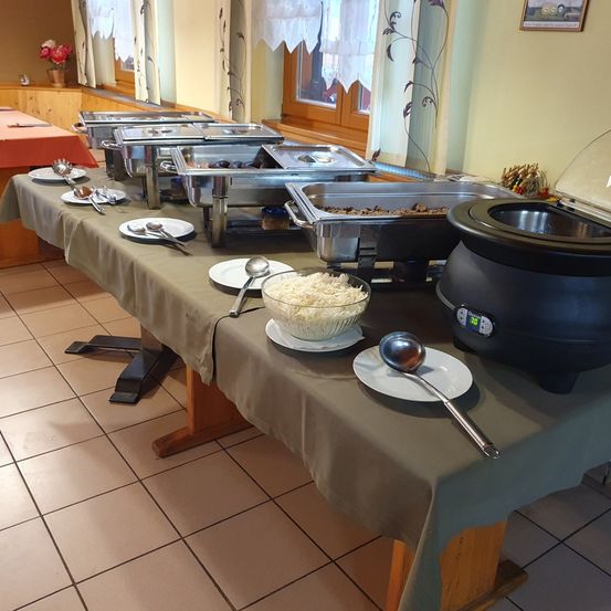 Bild enthält, Food, Meal, Cafeteria, Indoors, Restaurant, Buffet, Dish, Chair, Furniture