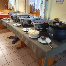 Bild enthält, Food, Meal, Cafeteria, Indoors, Restaurant, Buffet, Dish, Chair, Furniture