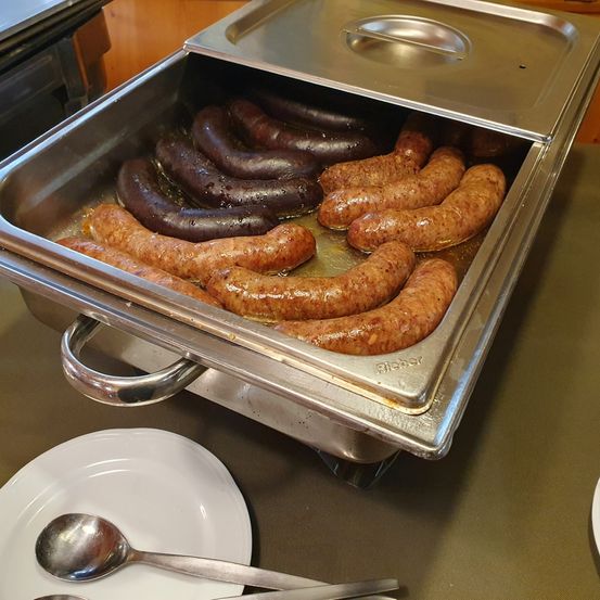 Bild enthält, Food, Meal, Cutlery, Spoon, Plate, Cafeteria, Indoors, Restaurant