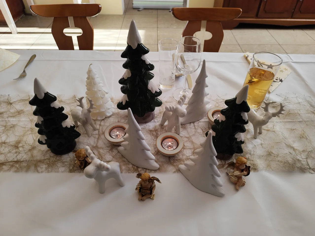 Glass, Furniture, Table, Seashell, Wood, Dining Table, Toy, Tabletop, Meal, Person
