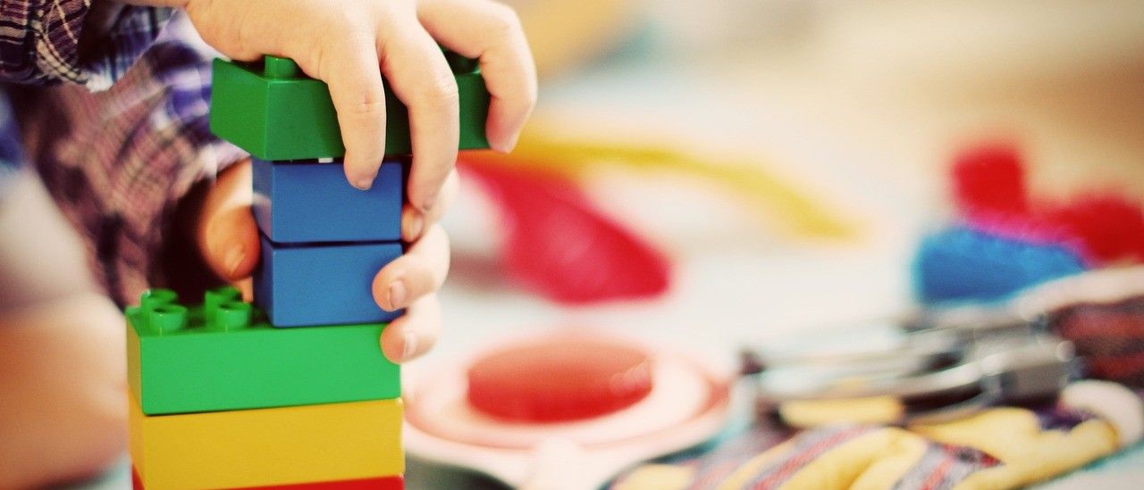 Bild enthält, Body Part, Finger, Hand, Person, Toy, Lego Set