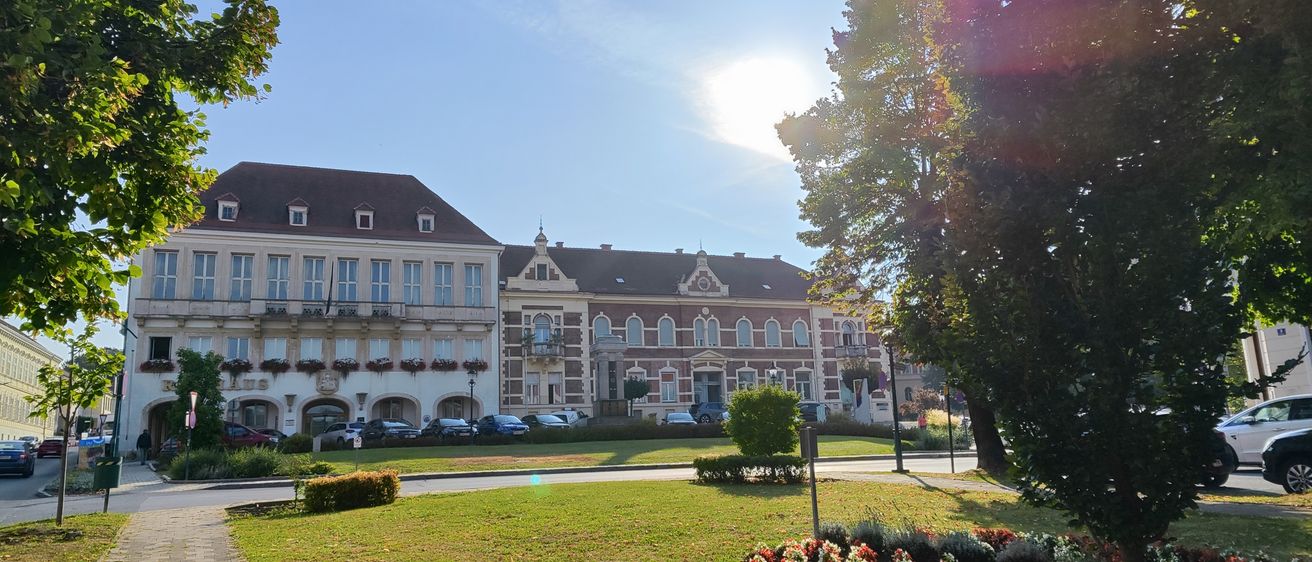 Bild enthält, Building, Campus, Grass, Car, Person, City, Urban, Neighborhood, Tree, Wheel