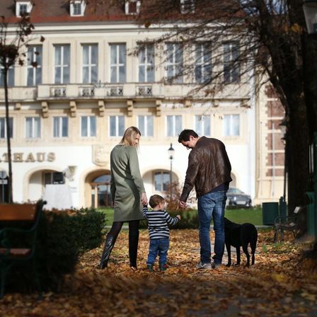 Bild enthält, Neighborhood, Pants, Bench, City, Grass, Person, Portrait, Coat, Tree, Walking