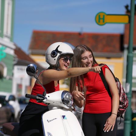 Bild enthält, Moped, Motor Scooter, Motorcycle, Adult, Female, Person, Woman, Scooter, Portrait, Helmet
