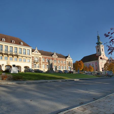 Bild enthält, Building, Clock Tower, City, Road, Urban, Spire, Campus, Path, Neighborhood, Street