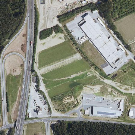 Bild enthält, Architecture, Building, Airport, Outdoors, Airfield, Road, Aerial View, Nature