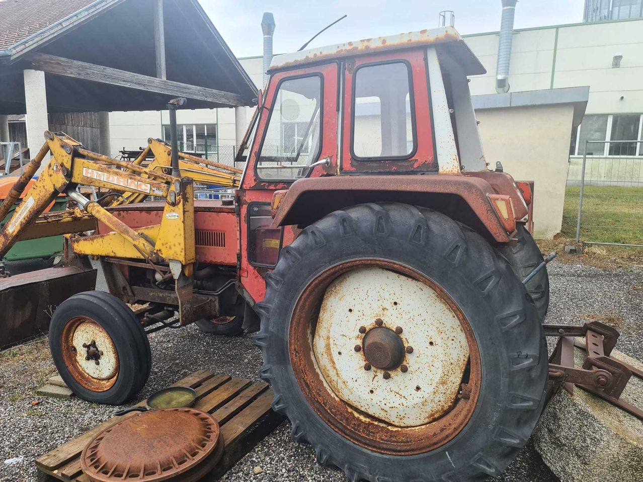 Bild enthält, Tire, Machine, Wheel, Bulldozer, Corrosion, Rust