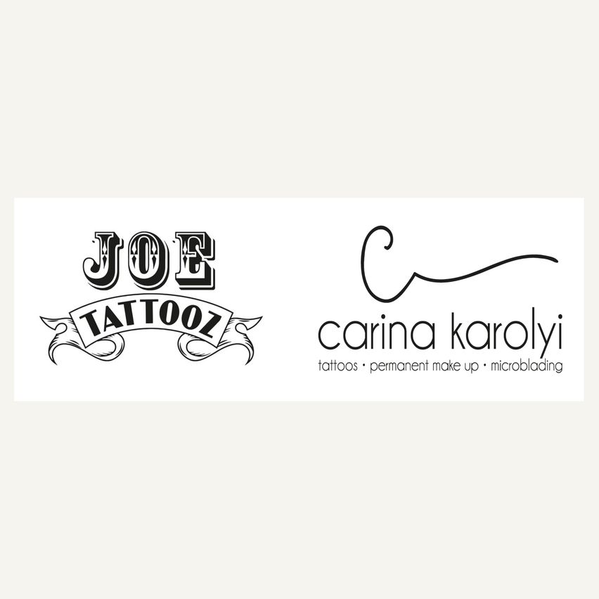 Ein weißer Banner mit zwei Logos. Das linke Logo ist 'JOE TATTOO' mit einem dekorativen Banner darunter. Das rechte Logo ist 'carina karolyi' mit einem stilisierten 'C' und Dienstleistungen darunter.
