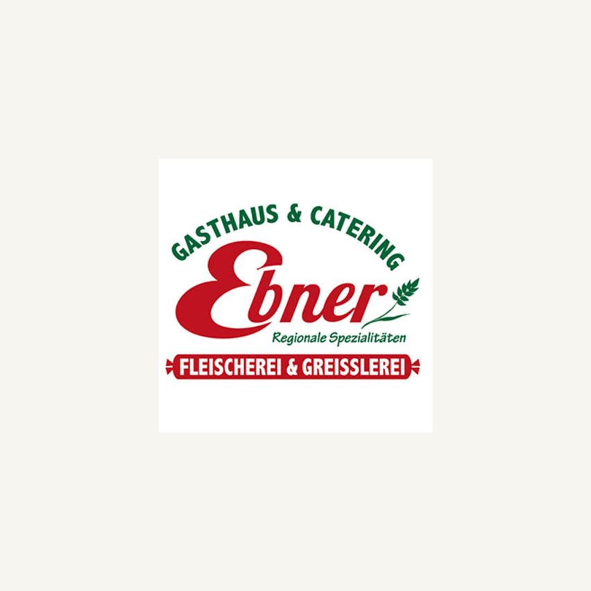 Logo für Gasthaus & Catering Ebner, mit einem stilisierten roten Buchstaben E, mit Text in Rot, Grün und Weiß, der 'Regionale Spezialitäten' und 'Fleischerei & Greisserei' angibt.