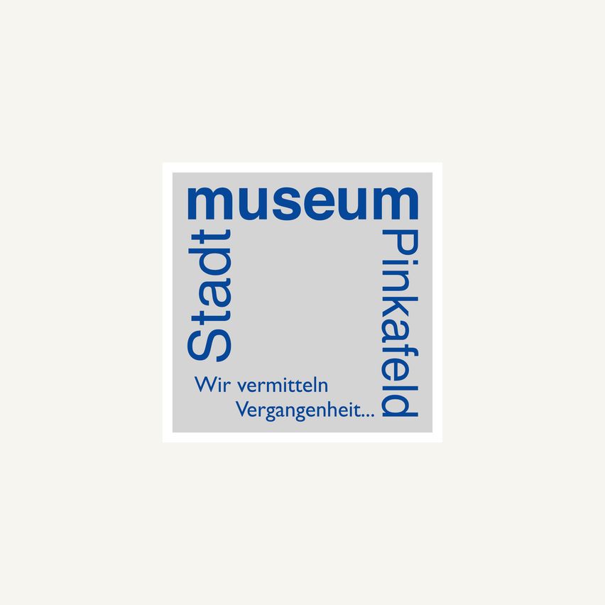 Das Logo des Museums Stadt Pinkafeld ist mit blauem Text auf grauem Hintergrund dargestellt. Es zeigt die Worte 'museum', 'Stadt' und 'Pinkafeld'. Darunter steht 'Wir vermitteln Vergangenheit...'