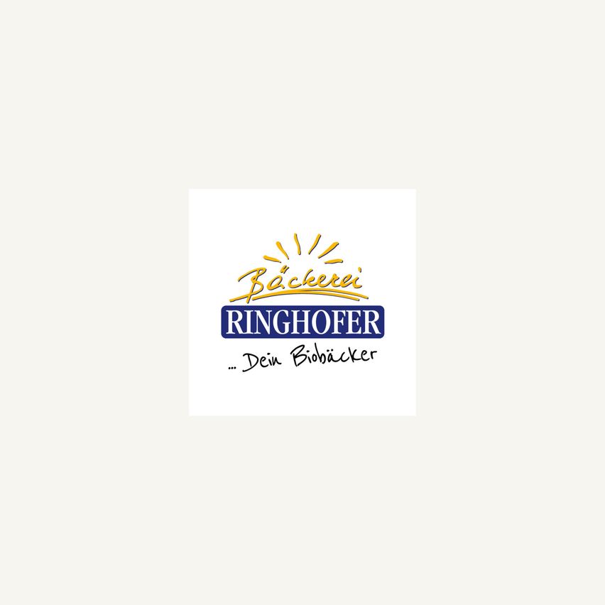 Das Logo einer Bäckerei namens Ringhofer. Es zeigt ein Sonnendesign mit den Worten 'Bäckerei Ringhofer' und dem Slogan 'Dein Biobäcker', was 'Dein biologischer Bäcker' auf Englisch bedeutet.