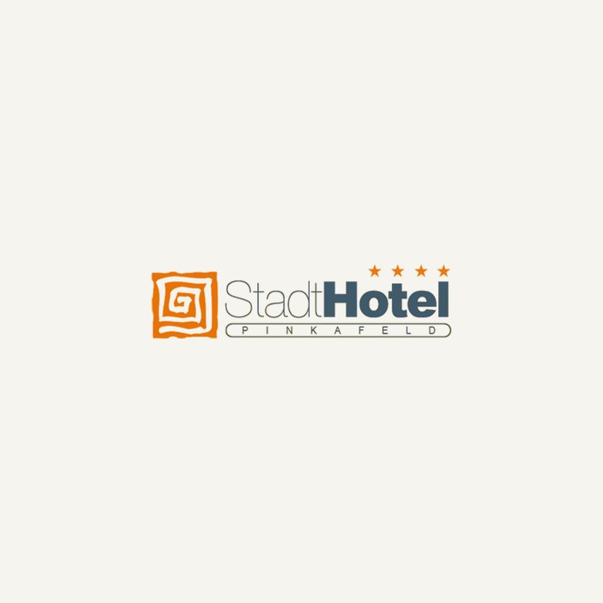 Das Logo des StadtHotels Pinkafeld zeigt ein quadratisches Design mit einem geometrischen Muster in Orange und Weiß, begleitet von dem Text 'StadtHotel Pinkafeld' und drei Sternen.