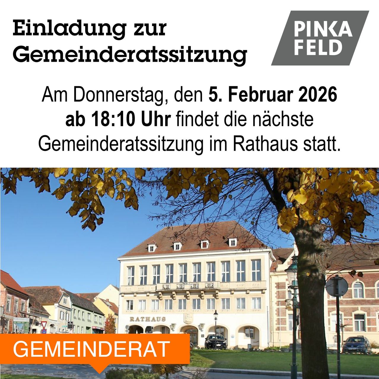 Plakat, das eine Gemeinderatssitzung im Rathaus am Donnerstag, den 5. Februar 2026, ab 18:10 Uhr ankündigt. Das Rathaus ist ein großes Gebäude mit vielen Fenstern, und Autos sind davor geparkt.