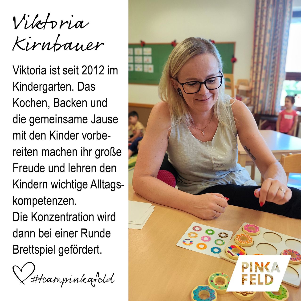 Eine Frau namens Victoria Kirnbauer ist in einem Klassenzimmer. Sie lächelt und ist in einer Aktivität engagiert. Es gibt einen Tisch mit einem Brett, und Donuts sind auf einem Tablett. Hinter ihr sitzt ein Kind. Der Text ist auf Deutsch.