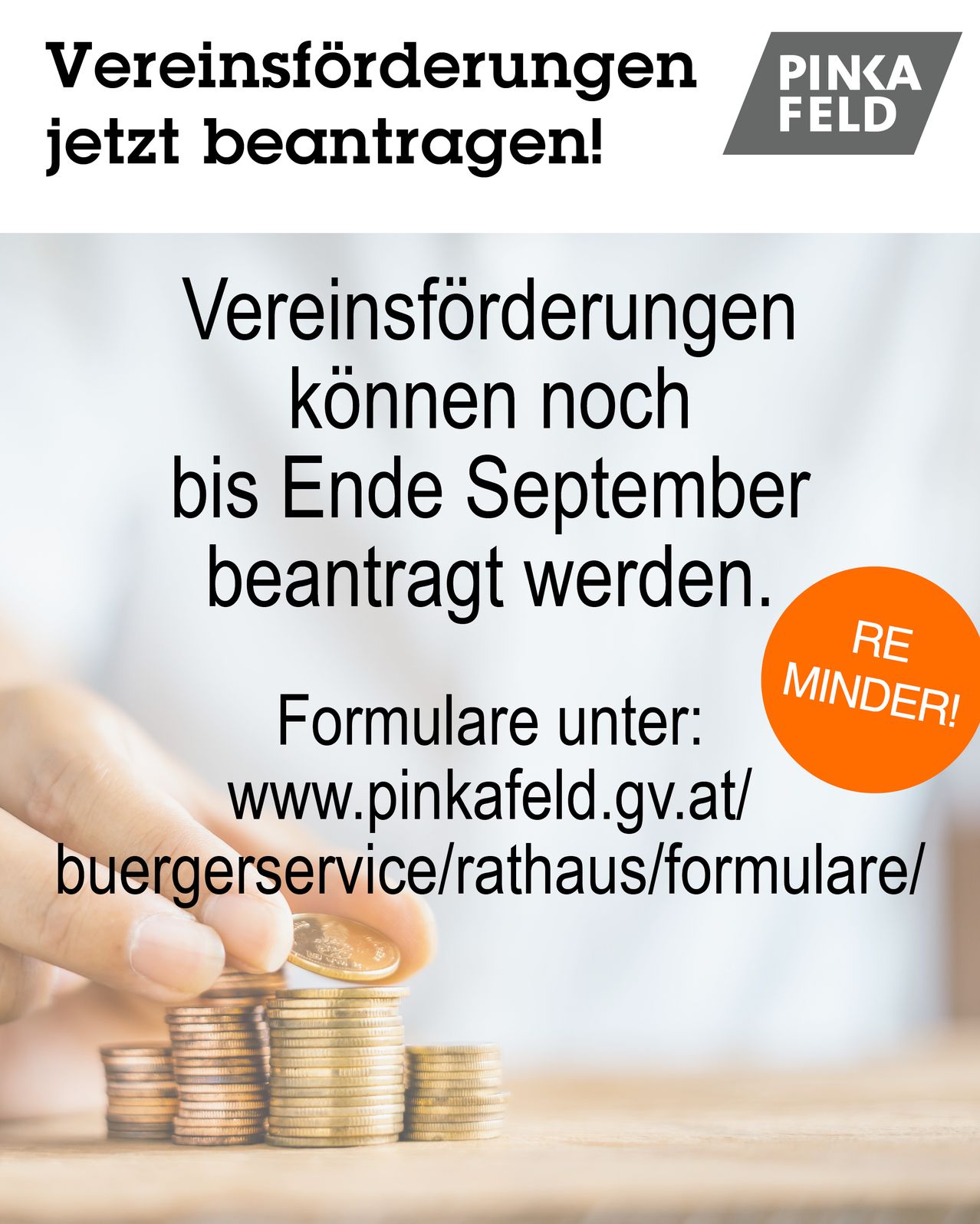 Eine Hand hält eine Münze mit Stapeln dahinter. Text: Vereinsbeiträge noch bis Ende September beantragen. Formulare unter www.pinkafeld.gv.at/buergerservice/rathaus/formulare/. Ein Button sagt: Weniger!