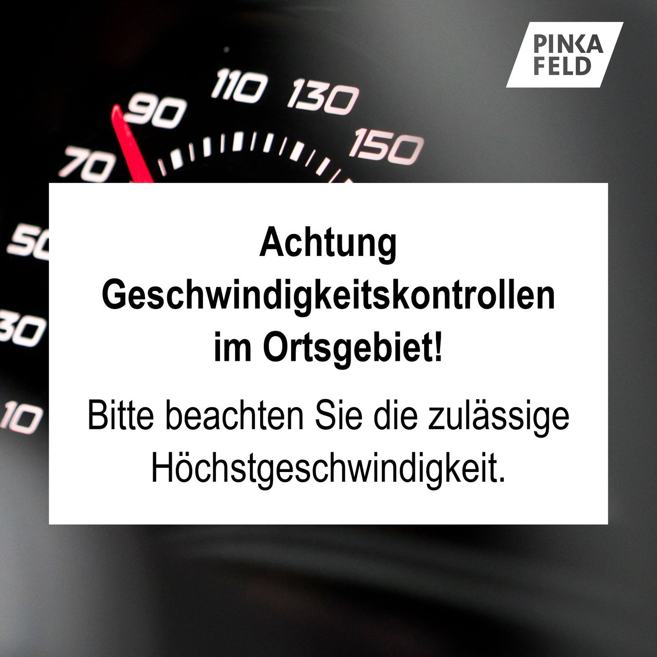 Ein Auto-Armaturenbrett zeigt ein Geschwindigkeitsschild mit den Zahlen 70 bis 150. Darunter warnt ein weißer Kasten, die örtliche Höchstgeschwindigkeit zu beachten.