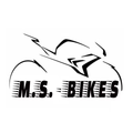 Das Logo von M.S. Bikes zeigt ein stilisiertes Motorrad in Bewegung, wobei der Markenname in fetter, serifenloser Schrift hervorsticht. Das Design ist schlank und modern, mit einem dynamischen und energiegeladenen Gefühl.