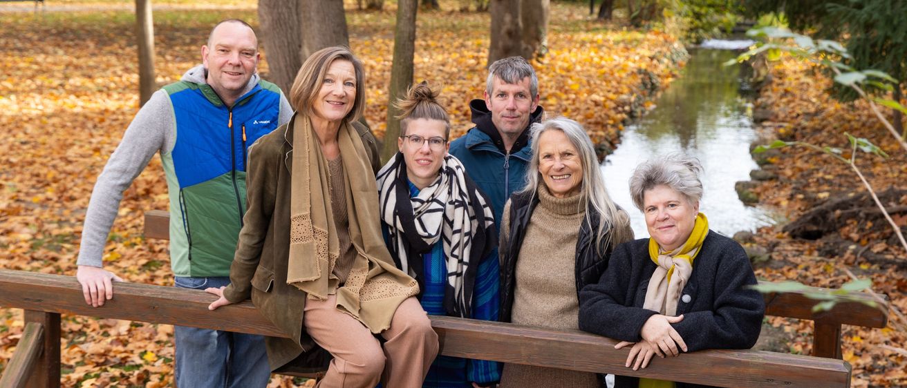 Bild enthält, Pants, Tree, Vegetation, Person, Photography, Portrait, Park, People, Adult, Woman