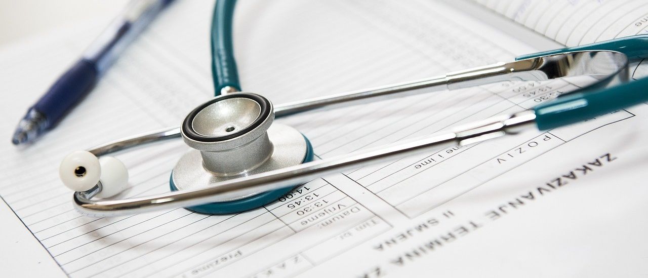 Bild enthält, Pen, Stethoscope, Scissors