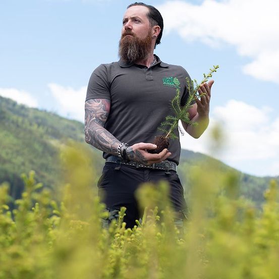 Bild enthält, Face, Head, Person, Vegetation, Adult, Male, Man, Photography, Grass, Outdoors