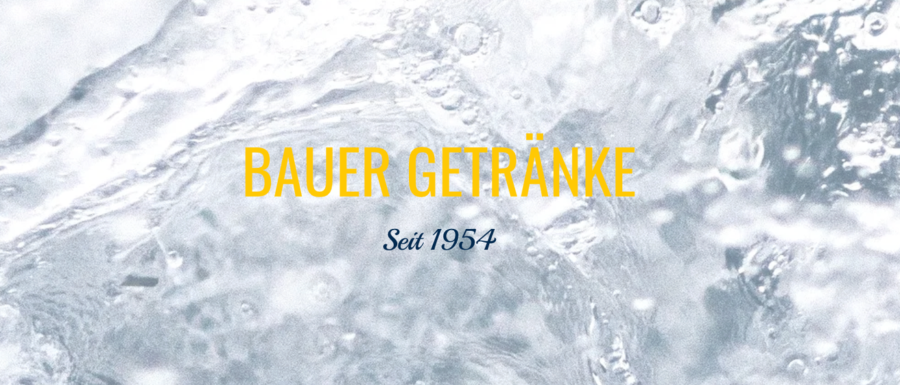 Das Bild zeigt den Text 'BAUER GETRANKE Seit 1954'. Es ist vor einem strukturierten Hintergrund mit fließenden Wassermustern angeordnet, was einen modernen und dynamischen Eindruck vermittelt. Der Text ist fett und gelb und sticht deutlich hervor. Das Unternehmen ist seit 1954 tätig.