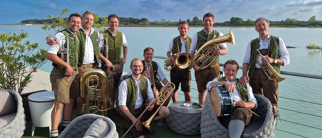 Bild enthält, People, Person, Scenery, Photography, Portrait, Music Band, Adult, Male, Man, Glasses