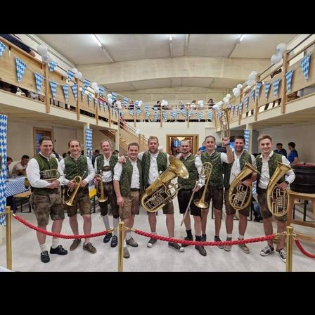 Bild enthält, Group Performance, Person, Music Band, Musical Instrument, Musician, People, Adult, Male, Man, Shoe