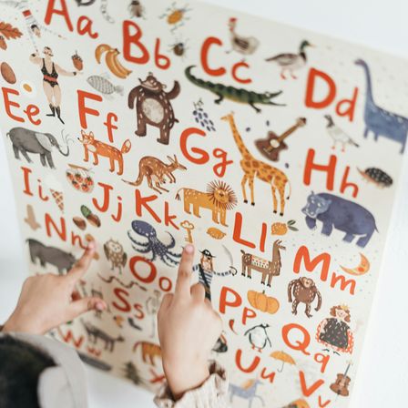 Bild enthält, Baby, Person, Text, Adult, Female, Woman, Bird, Giraffe, Kangaroo, Symbol