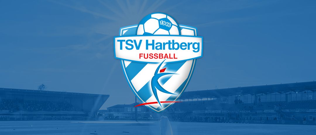 Ein blaues Poster mit den Worten Lizenz Erhalten. Das Poster hat das Logo von TSV Hartberg Fussball. Eine Fahne und ein Fußball liegen auf dem Boden. Ein Stadion ist in der Ferne.