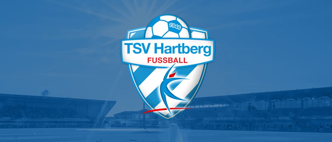Blaues Banner mit weißem Text, 'Lizenz Erhalten!' über einem Fußballlogo für TSV Hartberg. Darunter 'Senat 5' in einem Kreis mit einer weißen Flagge.