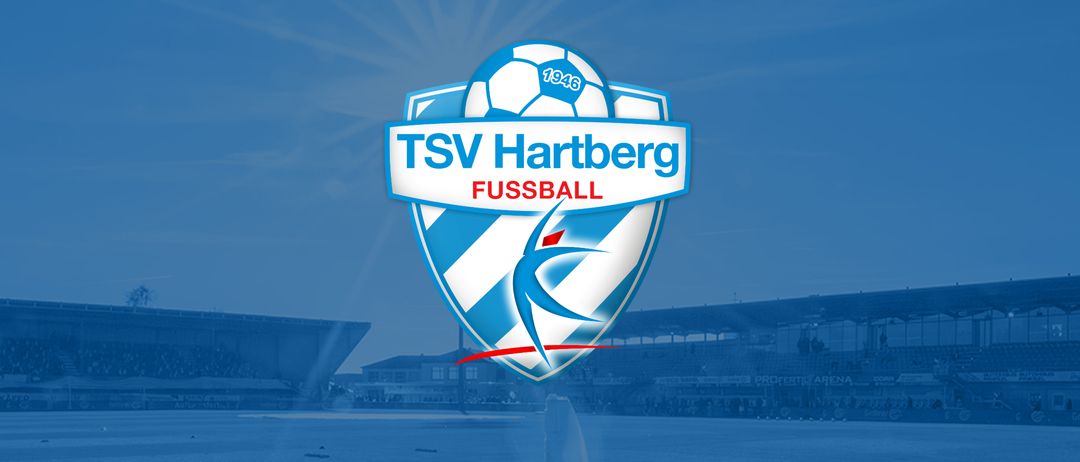 Ein Plakat eines Fußballfeldes zeigt das Logo von TSV Hartberg mit einem Ball, einer Fahne und einem Stadionhintergrund. Darunter steht ein 'Lizenz Erhalten!'-Badge mit 'SENAT 5 AUSSCHUSS'.