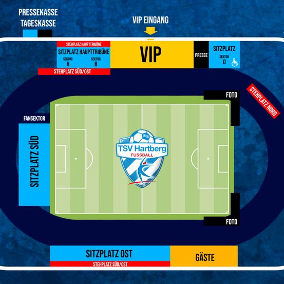 Ein Bild der Layout eines Fußballstadions mit sektionen für VIP, Presse und Gäste. Das Spielfeld ist mit einem Logo für TSV Hartberg, einem Fußballverein, gekennzeichnet. Bereiche sind für Fans, Fotospots und behindertengerechte Zugänge ausgewiesen.