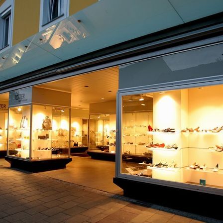 Bild enthält, Architecture, Building, Shop, Shoe Shop, Accessories, Bag, Handbag