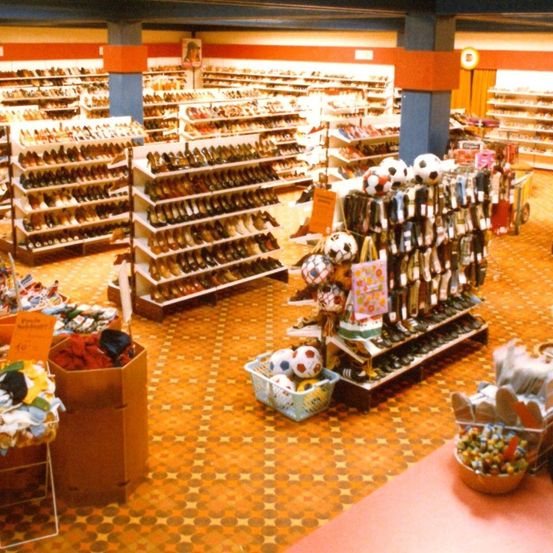 Bild enthält, Shop, Indoors, Person, Building, Grocery Store, Market, Supermarket, Sweets