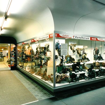 Bild enthält, Architecture, Building, Indoors, Shop, Person, Shoe Shop, Museum