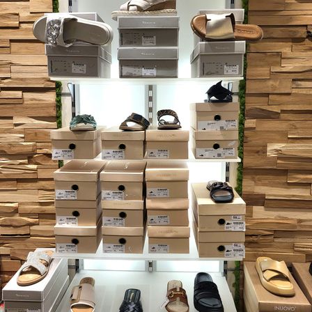 Bild enthält, Indoors, Interior Design, Sandal, Shoe Shop, Shop, Shoe, Box, Tape